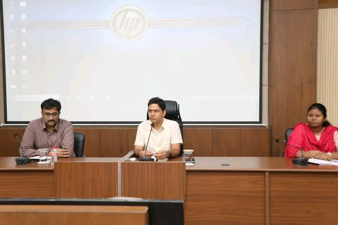 कलेक्टर दिलीप यादव ने अधिकारियों की परिचयात्मक बैठक में कहा – जनसमस्याओं के निराकरण के प्रति अधिकारी बनें संवेदनशील