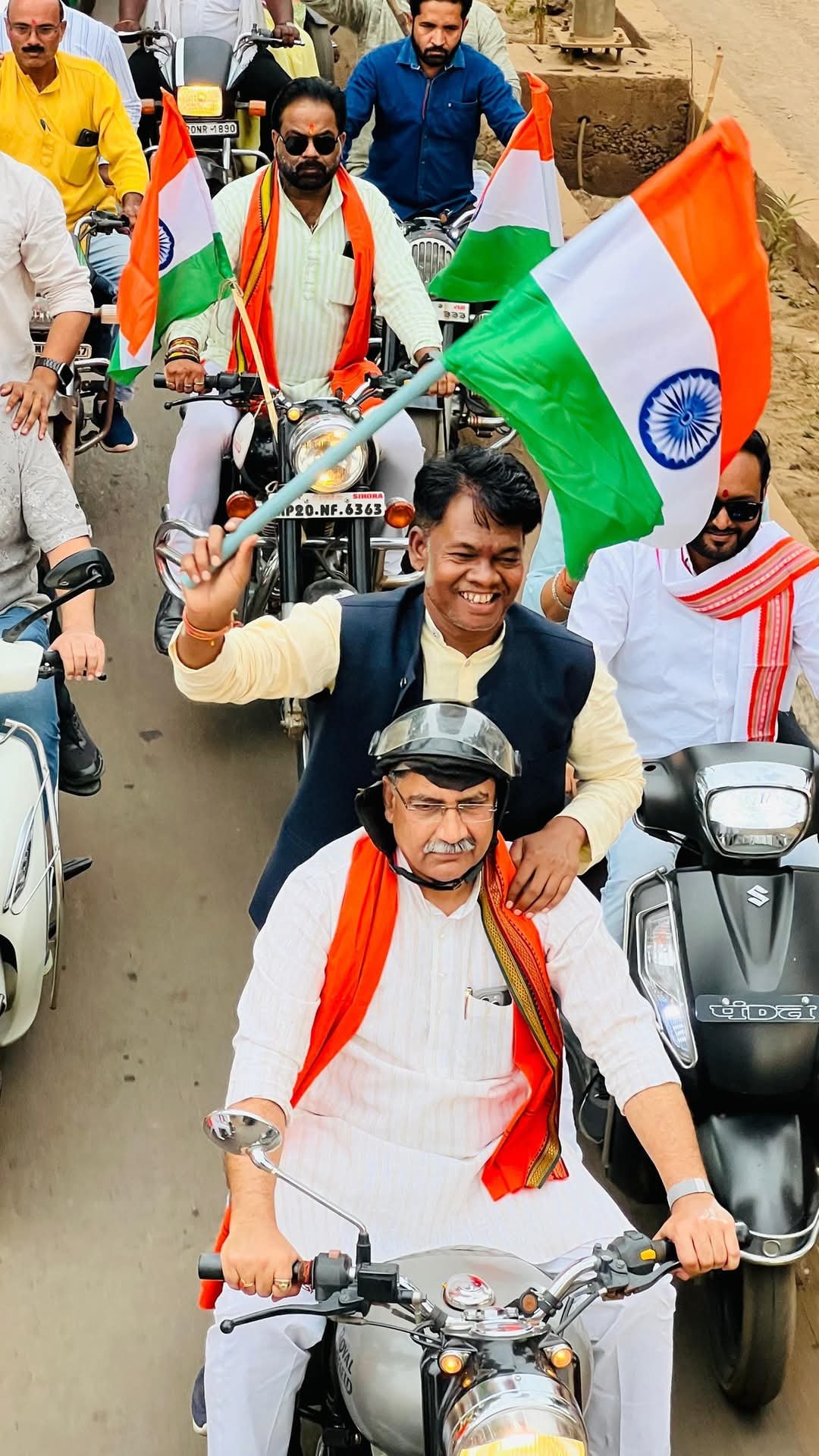 तिरंगा यात्रा में लगे भारत माता की जय के नारे,समापन पर भूतपूर्व सैनिकों का किया सम्मान