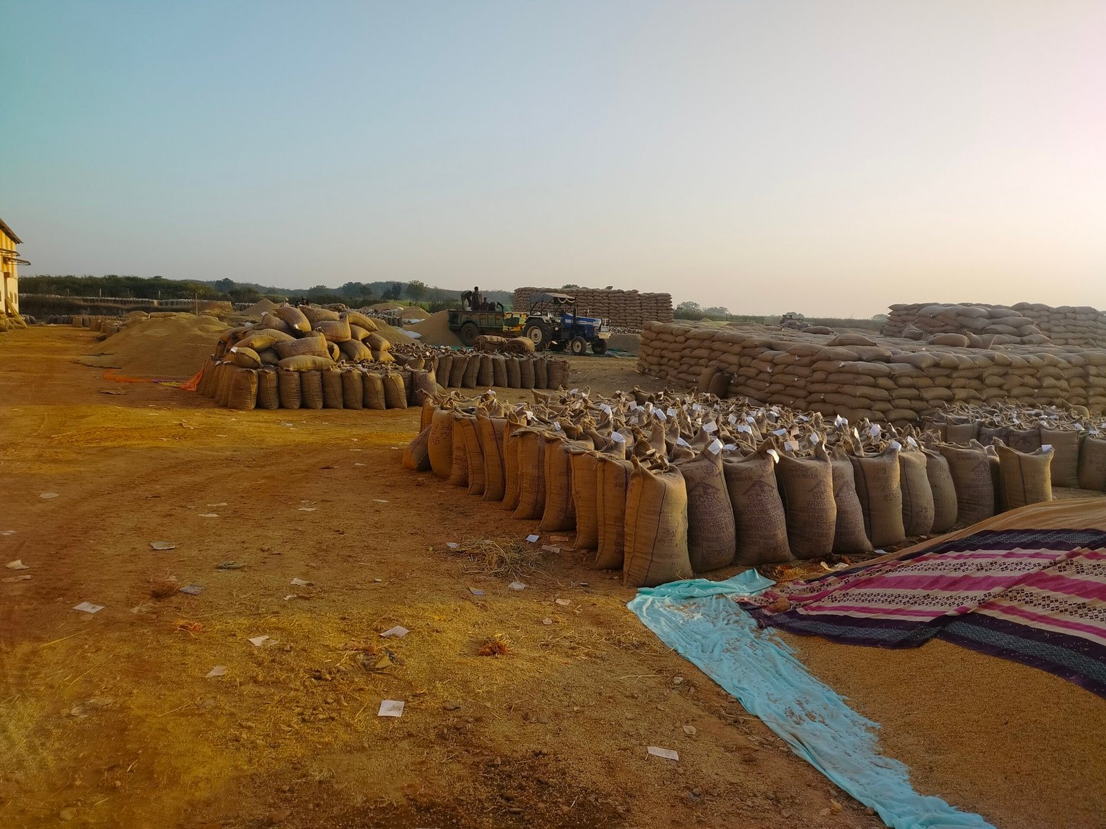 धान के परिवहन की कछुआ चाल से चिंता में खरीदी प्रभारी