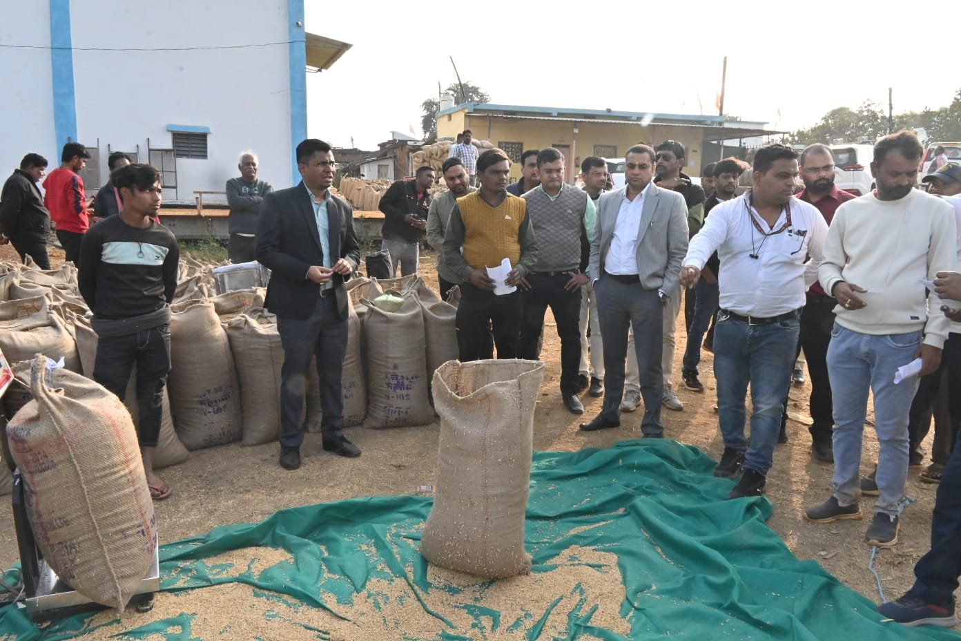 किसानों से तौल के नाम पर न लिए जाएं पैसे,कलेक्टर राघवेंद्र सिंह