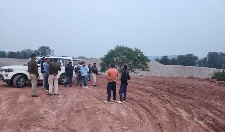 पति की मौत के बाद बिना लीज ट्रांसफर कराये चल रहा था उत्खनन का कार्य,प्रशासन की कार्यवाही से हड़कंप