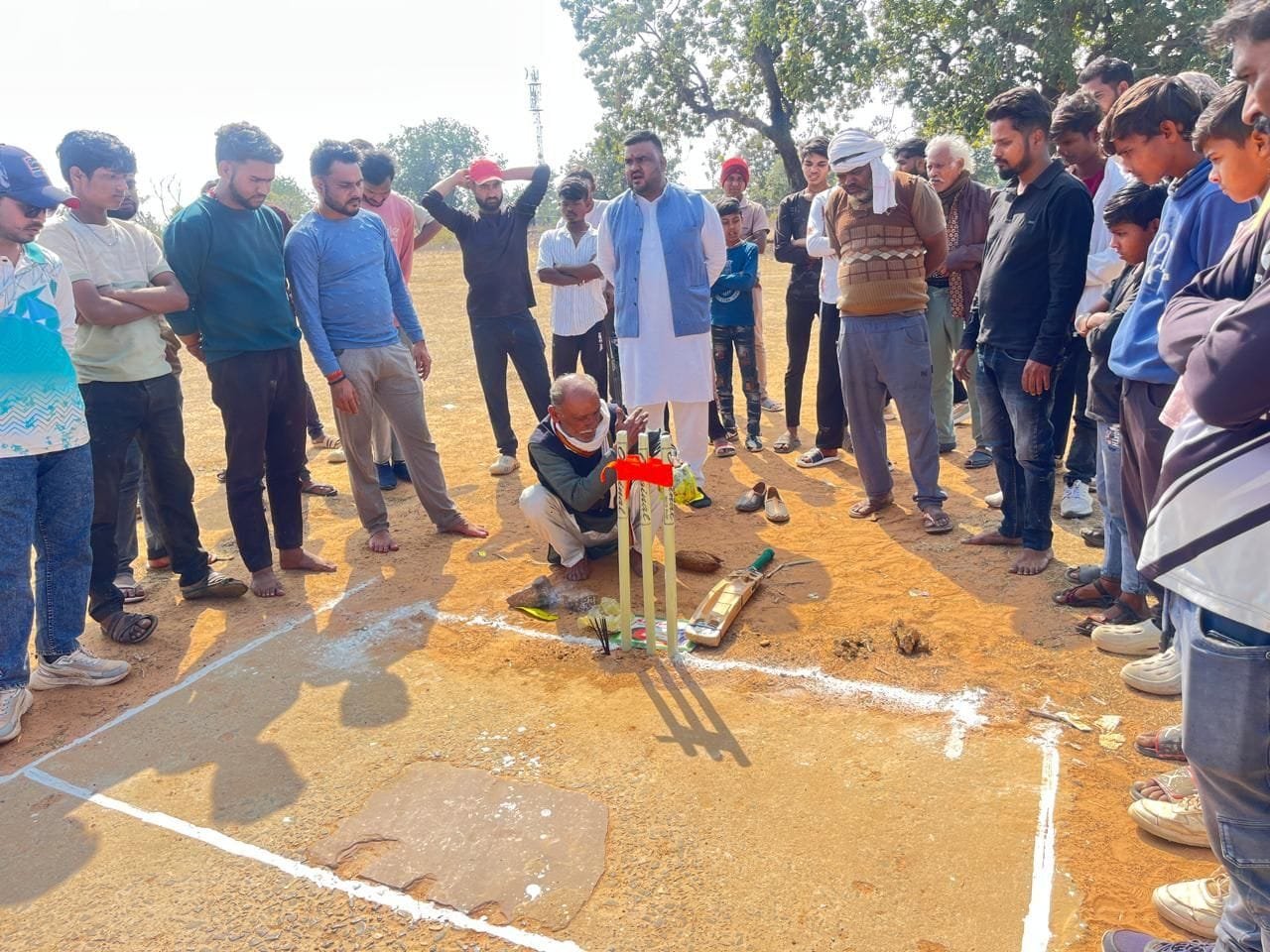 देवगांव में पंचायती क्रिकेट टूर्नामेंट का भव्य आगाज़, खिलाड़ियों और ग्रामीणों में दिखा जबरदस्त उत्साह