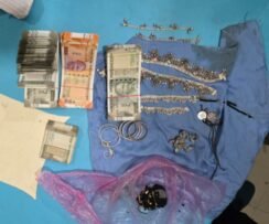 घर आते ही नकबजन गिरफ्तार,जेवर सहित नगदी रुपये जप्त 