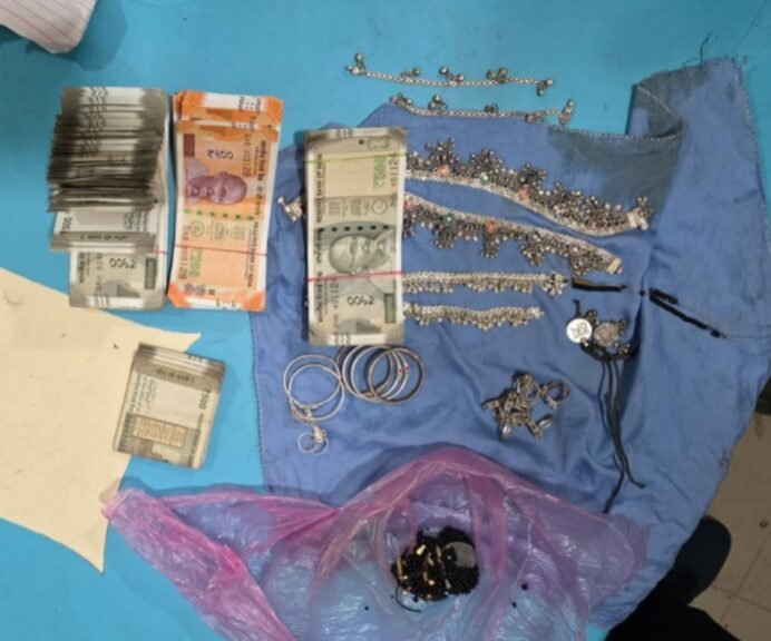घर आते ही नकबजन गिरफ्तार,जेवर सहित नगदी रुपये जप्त 