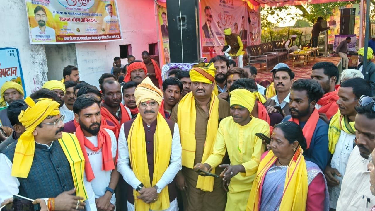 सांसद वी डी शर्मा ने किया सड़क निर्माण कार्य का शुभारम्भ, आदिवासी वेशभूषा मे नजर आये सांसद व विधायक