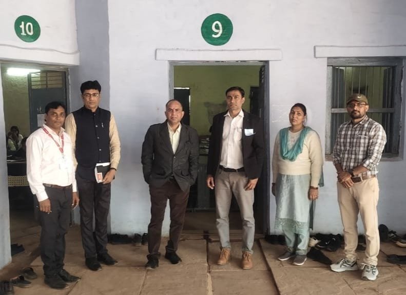 पर्चा हल करने के बाद विद्यार्थियों के चेहरों मैं दिखी मुस्कान