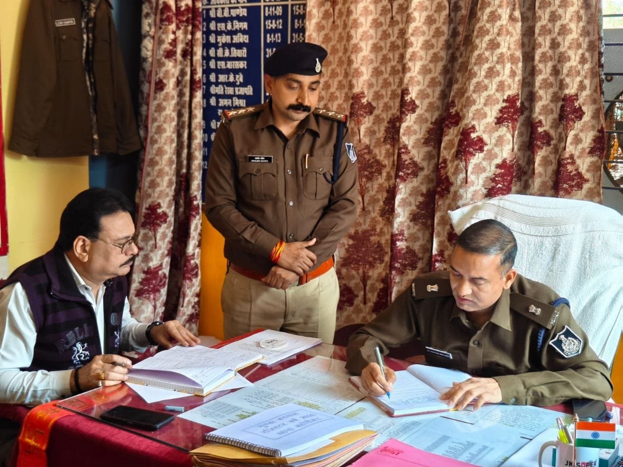 अतिरिक्त पुलिस अधीक्षक ने थाना बहोरीबंद एवं स्लीमनाबाद का किया औचक निरीक्षण, दिए आवश्यक दिशा-निर्देश