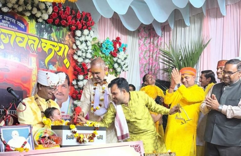 श्रीकृष्ण जन्मोत्सव पर झूमे श्रद्धालु,बरसाए फूल