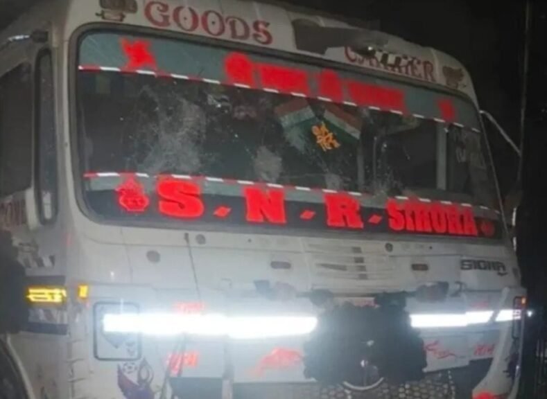 हाईवा ने बाइक सवार दो युवकों को कुचला, गुस्साए ग्रामीणों ने ड्रायवर को पीटा, पुलिस टीम पर पथराव,दो पुलिस कर्मी घायल