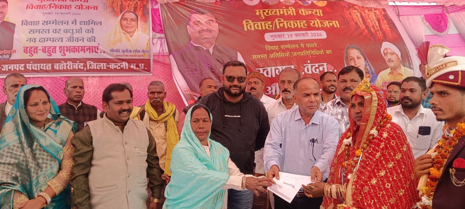 42 नवयुगल बंधे परिणय सूत्र मैं थामा एक-दूजे का दामन,लिए सात फेरे