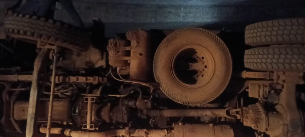 ओभरलोड हाइवा पलटा,बाल -बाल बची चालक की जान