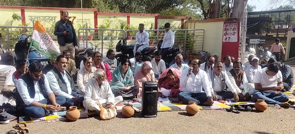 सिहोरा में जलकर को लेकर कांग्रेस का प्रदर्शन,गेट पर फोड़े मटके,देखें वीडियो