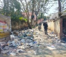 समस्या:यहां कौन करेगा सफाई ?गंदगी से होकर गुजर रहे राहगीर