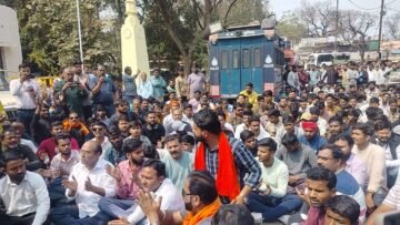 सिहोरा में हिन्दुवादी संगठनों ने सौपा ज्ञापन , कार्यवाही की मांग,स्थिति तनावपूर्ण किन्तु नियंत्रण में, दुकानें रहीं बंद,लोगों में भय