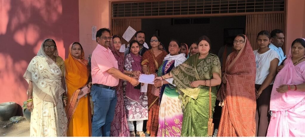एफ आई आर पर पुनर्विचार के लिए प्रशासन से आग्रह करते हुए सिहोरा में महिला संगठन ने सौपा ज्ञापन