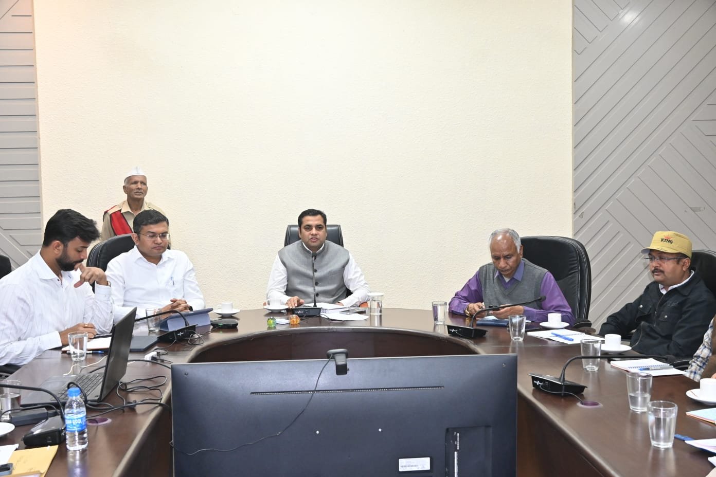 कलेक्टर की अध्‍यक्षता में लंबित पत्रों की समीक्षा बैठक संपन्‍न