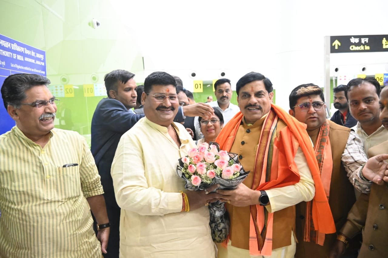 एयरपोर्ट पर मुख्‍यमंत्री डॉ. यादव का हुआ हुआ आत्‍मीय स्‍वागत