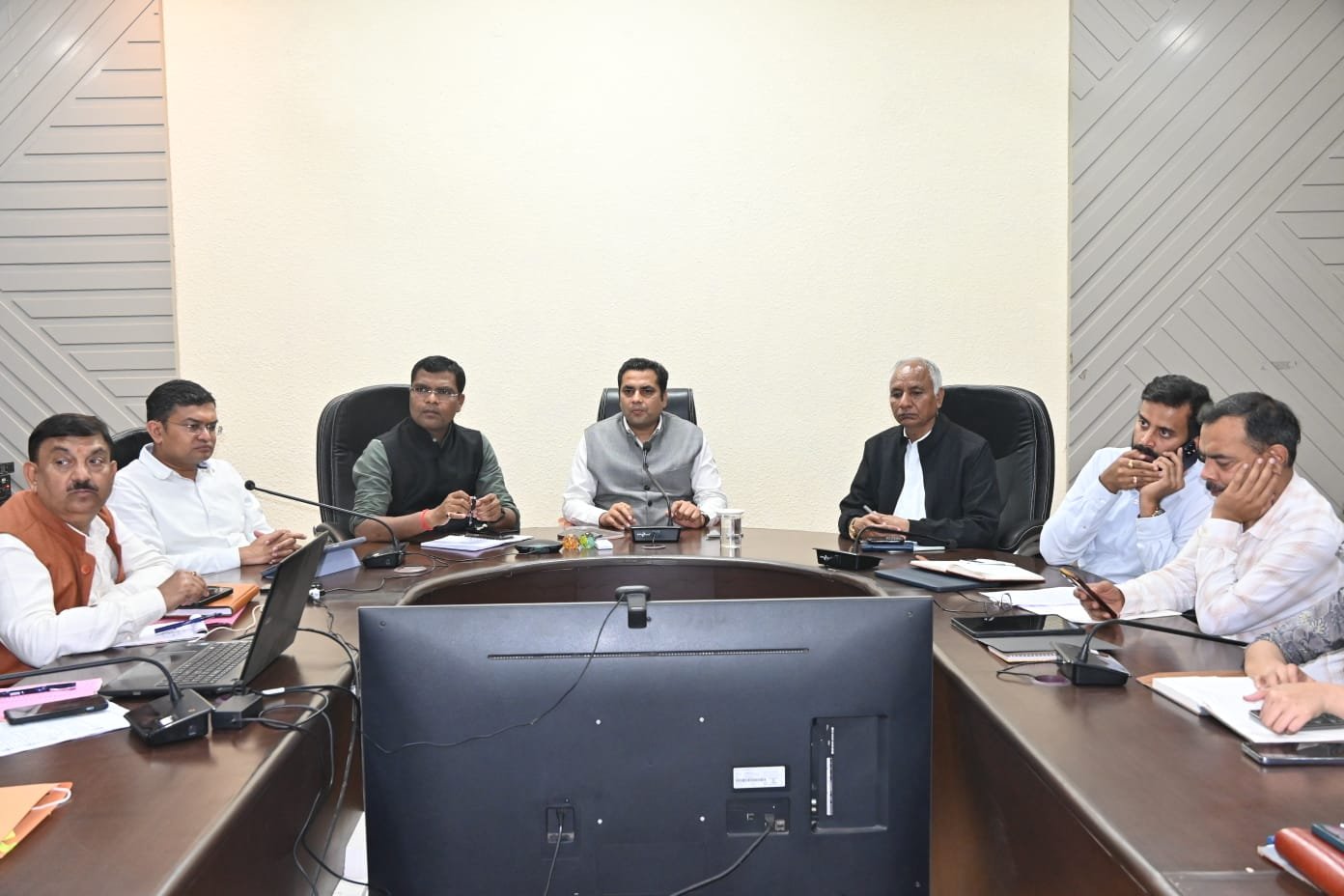 नागरिकों से प्राप्त आवेदनों का त्वरित निराकरण करें,कलेक्टर राघवेंद्र सिंह