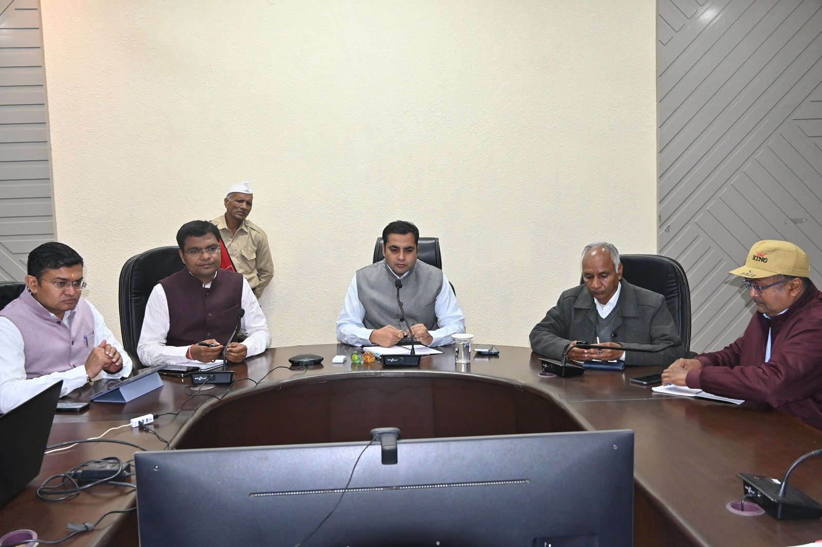 नर्मदा घाटी विकास प्राधिकरण के अधिकारियों को कलेक्टर ने दिए ये निर्देश 