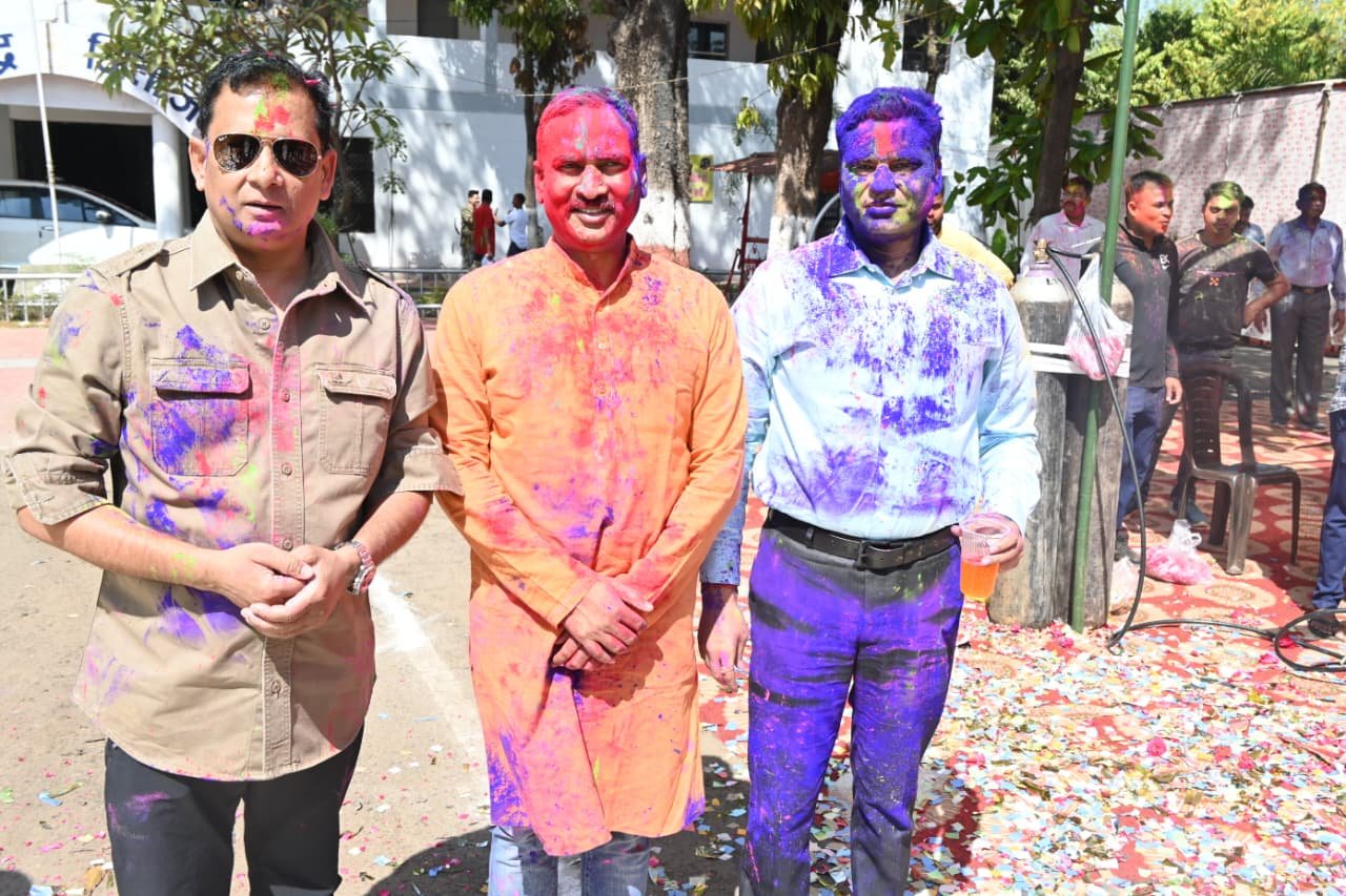 पुलिस लाइन में होली मिलन समारोह,जमकर उड़े रंग गुलाल 