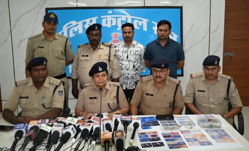 एटीएम कार्ड बदलकर खातों से रुपये निकालने वाला शातिर बदमाश गिरफ्तार