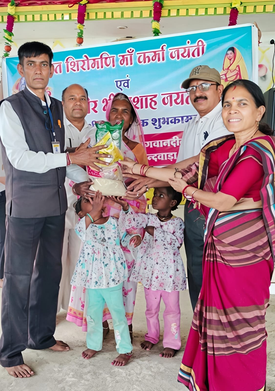 सैकड़ों गरीब,जरूरतमंद परिवारजनों को राशन वितरण