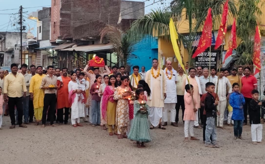 भव्य कलश शोभायात्रा के साथ देवी भागवत नवाहयज्ञ शुरु