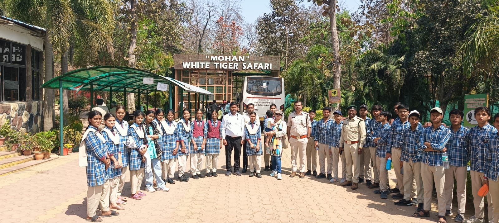 छात्र -छात्राओं को कराया गया मुकुंदपुर व्हाइट टाइगर सफारी का भ्रमण