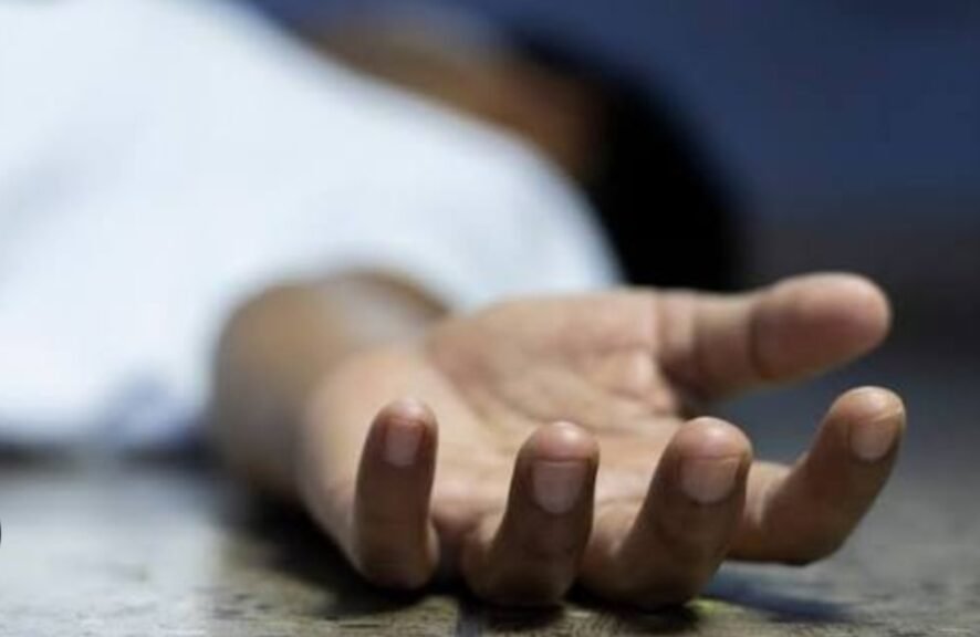 छत के ऊपर चढ़े युवक की करेंट लगने से मौत,हावेर्स्टर चालक ने लगाई फाँसी 