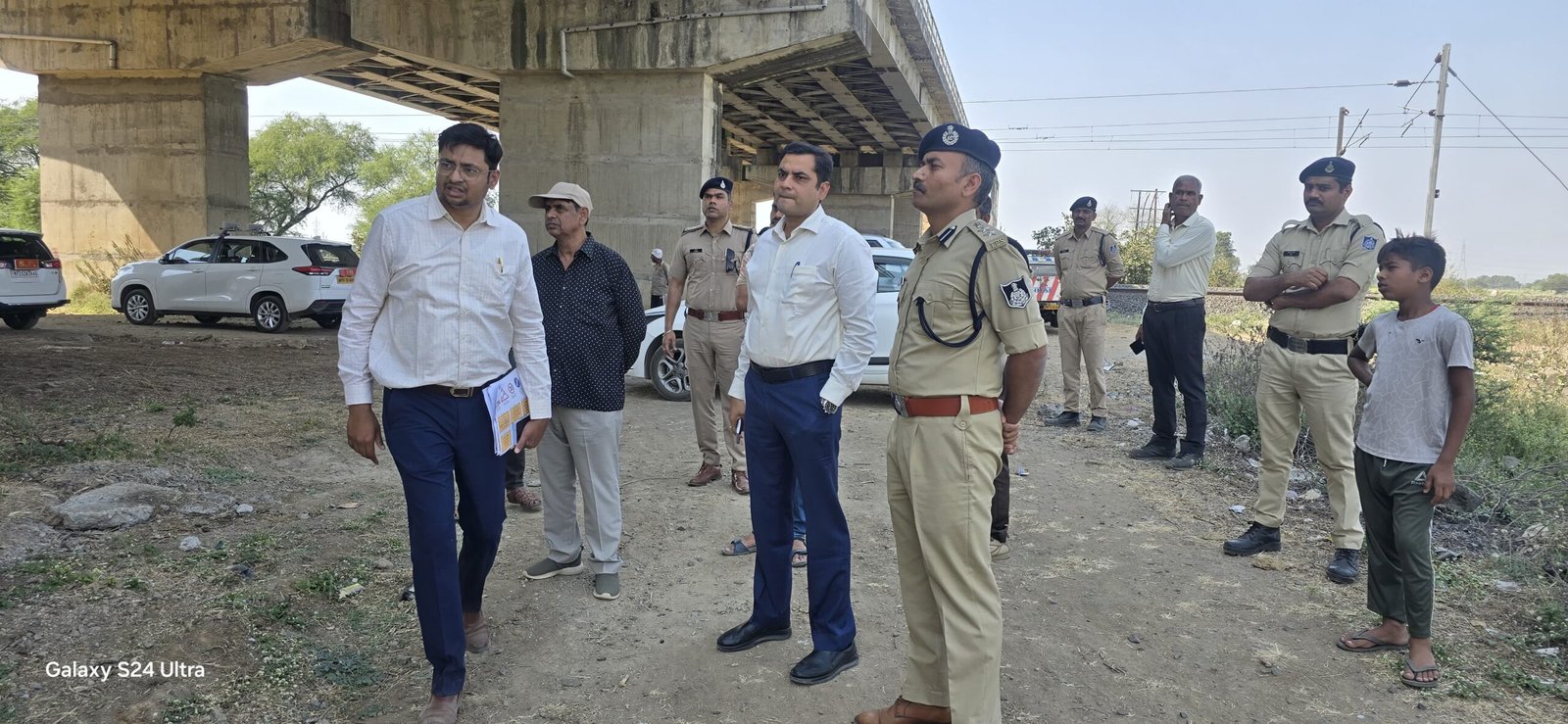 कलेक्टर-एसपी ने ओवरब्रिज की क्षतिग्रस्त हुई रेटेनिंग वाल के सुधार कार्य का निरीक्षण किया