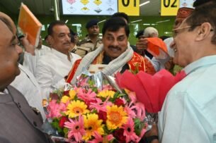 डुमना एयरपोर्ट पर मुख्यमंत्री का हुआ आत्मीय स्वागत,जन्मदिन पर दी गई बधाई व शुभकामनाएं