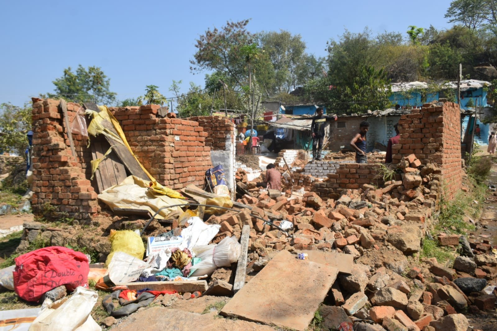 दूसरे दिन तीस अवैध निर्माणों को हटाकर 28 परिवारों को  किया गया तेवर शिफ्ट 