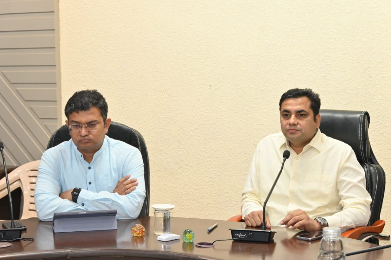 प्रकरणों के निराकरण के साथ अवैध उत्खनन और परिवहन पर करें कार्यवाही,कलेक्टर राघवेन्द्र सिंह