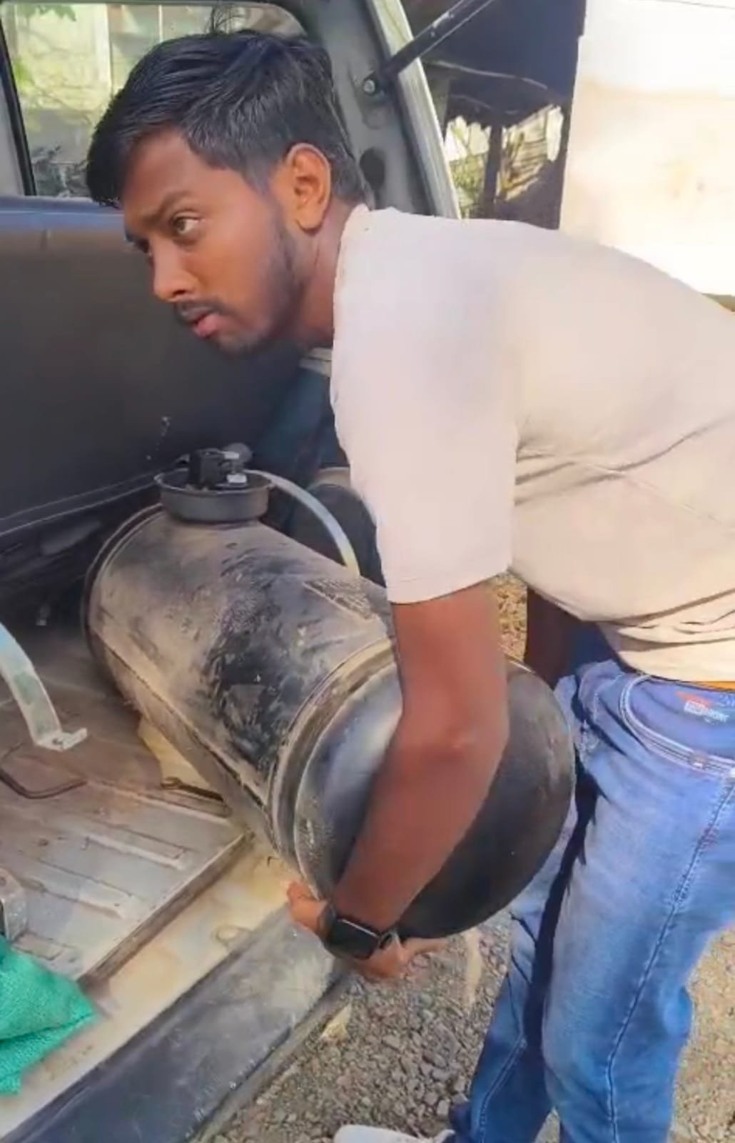 दो मारुति वेन से निकलवाई गई गैस किट 