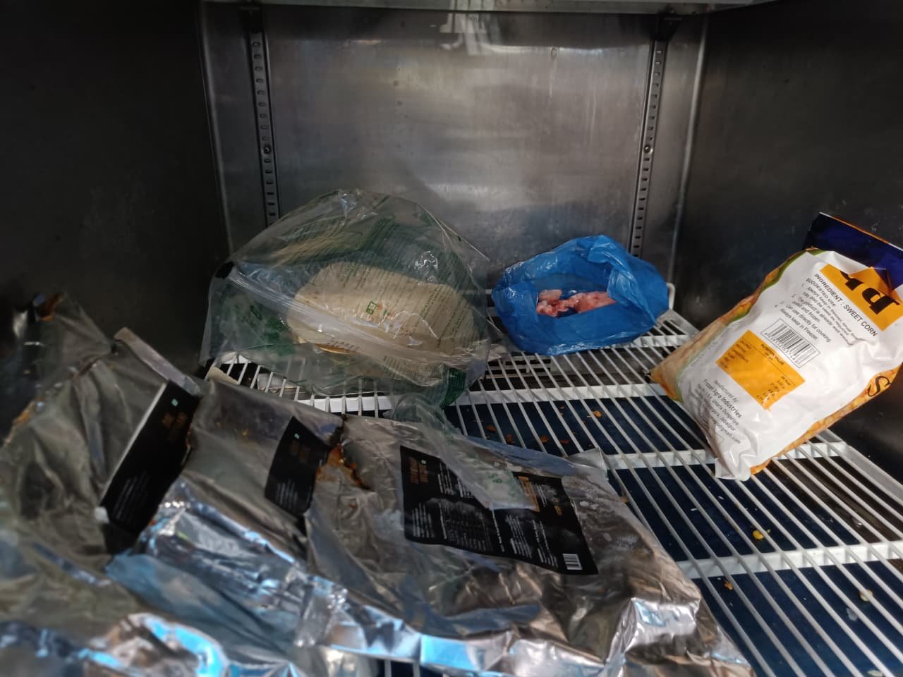 रोल्स मेनिया का खाद्य पंजीयन निलंबित