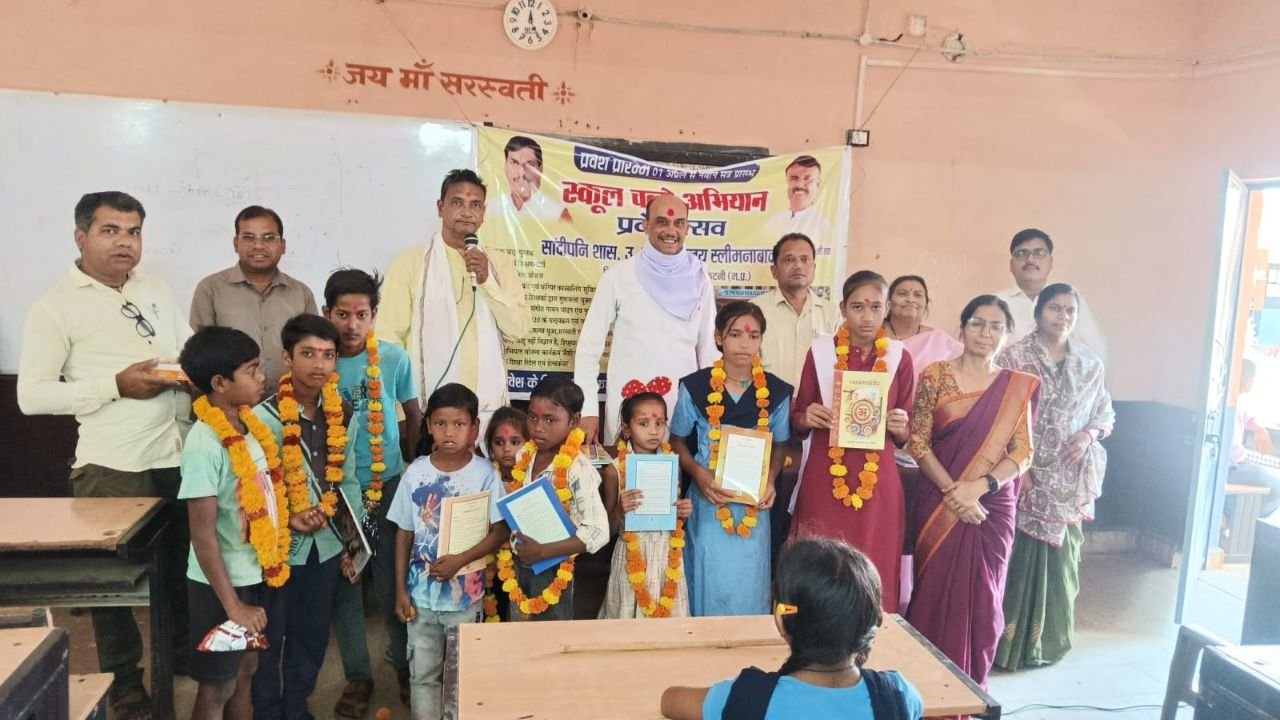 विद्यार्थियों का तिलक वंदन कर कराया गया प्रवेश, वितरण की गई पुस्तके,शुरू हुआ कक्षाओ का संचालन