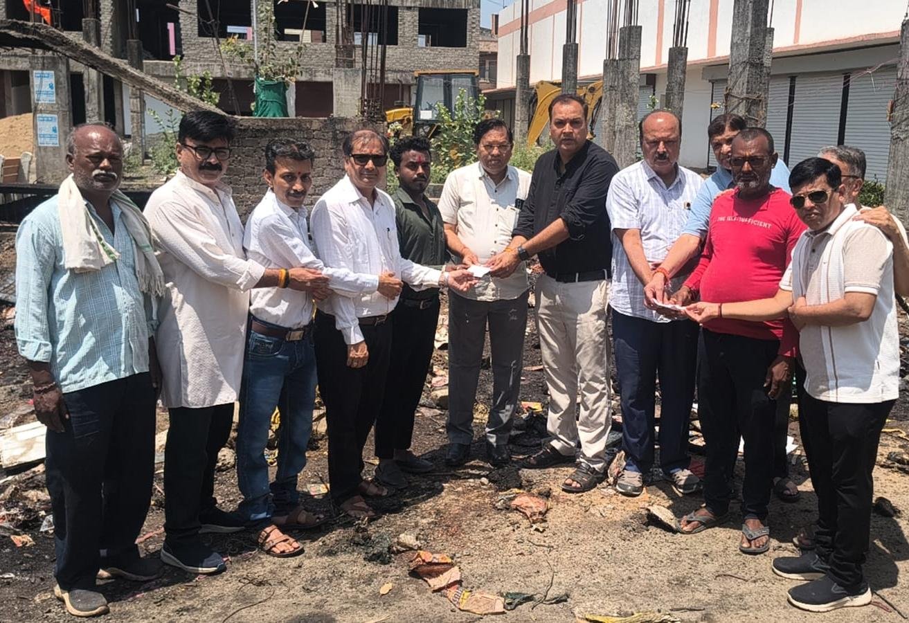 दो दुकानों में आग लगने पर व्यापारी संगठन कैट ने बढ़ाया मदद का हाथ