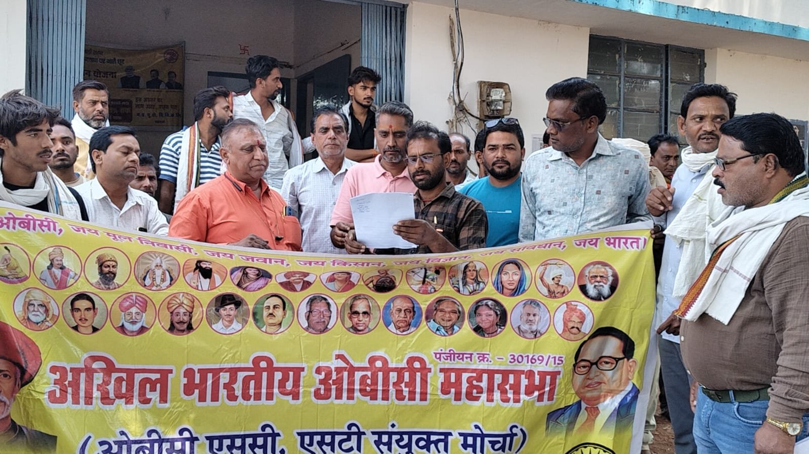 कृषि बिजली की कटौती से किसान परेसान सौपा ज्ञापन 