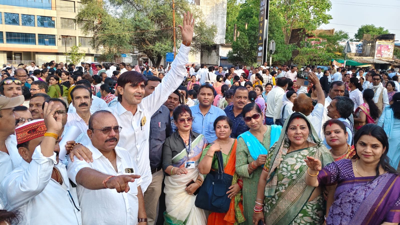 हम शिक्षक हैं,हमें पढ़ाने दो,के जयघोष नारों के साथ हजारों शिक्षकों ने किया विरोध,सौपा ज्ञापन