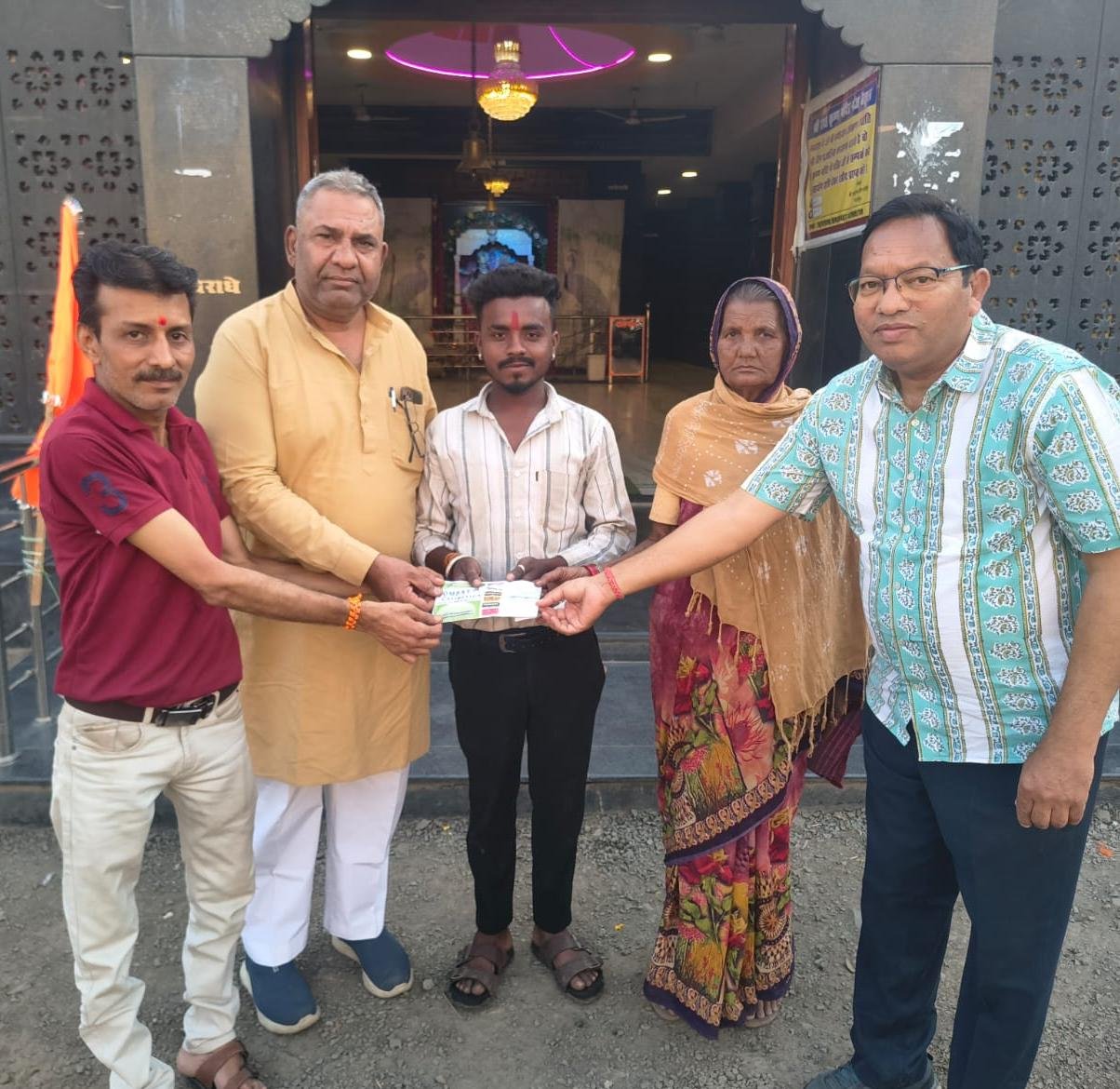 गंज मंडी अग्निकांड पीड़ितों को व्यापारी संघ का फिर सहारा, पहले दिए 21-21 हजार अब 11 हजार की मदद