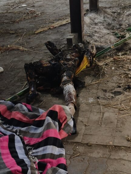 खितौला श्मशान घाट में जलती चिता के ऊपर लेट गया युवक