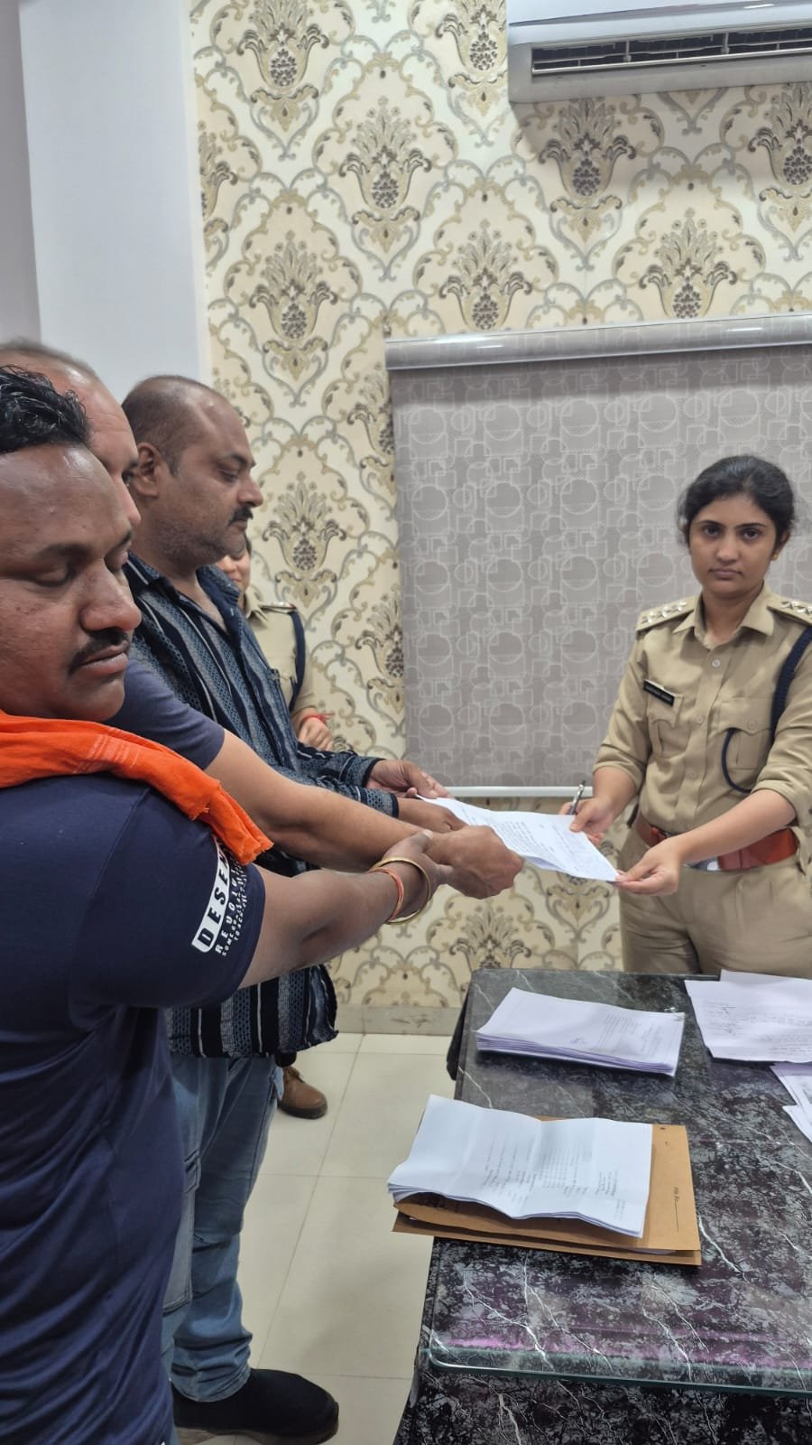 अवैध शराब की बिक्री और मंदिर के समीप अंडे की दुकान से परेसान लोगों ने सौपा ज्ञापन 