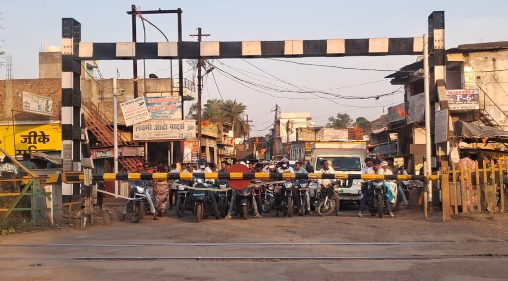 मझगवां रेलवे फाटक बंद करने के आदेश से क्षेत्र में आक्रोश