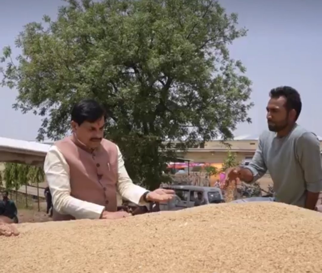मकोड़ी के गेहूँ उपार्जन केंद्र का मुख्यमंत्री डॉ. यादव ने किया औचक निरीक्षण