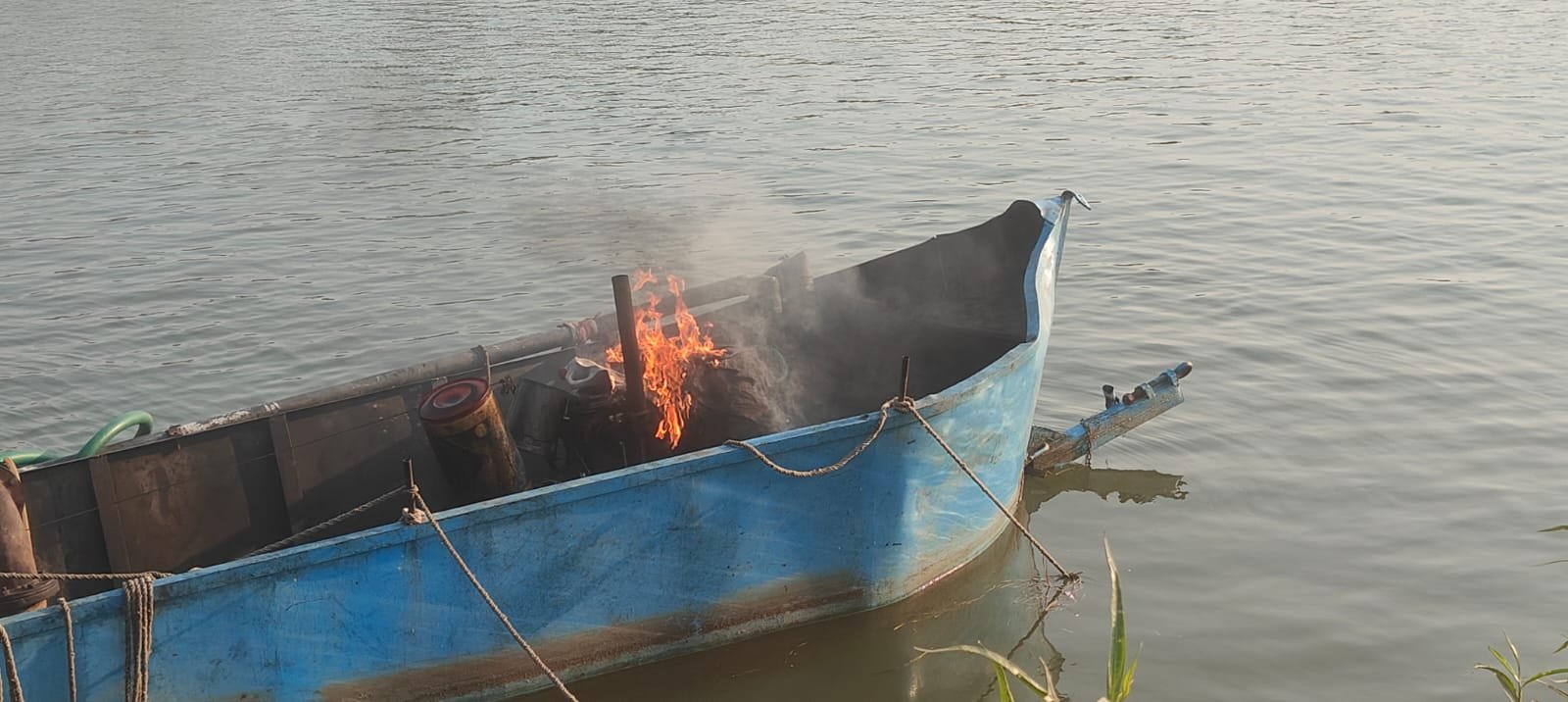 अवैध रेत खनन पर प्रशासन की कार्यवाही,जप्त किए 3 हाईवा,नदी में चल रही नावें की गई नष्ट