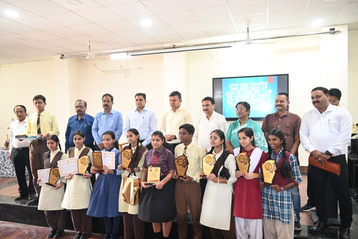 मेधावी छात्र-छात्राओं को कलेक्टर ने किया सम्मानित