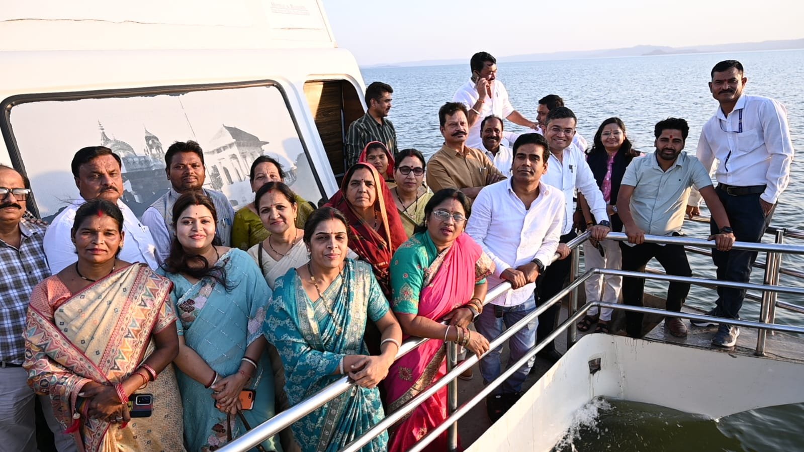 सदस्यों ने क्रूज से किया जल निगम के निर्माणाधीन इंटेकवेल का निरीक्षण