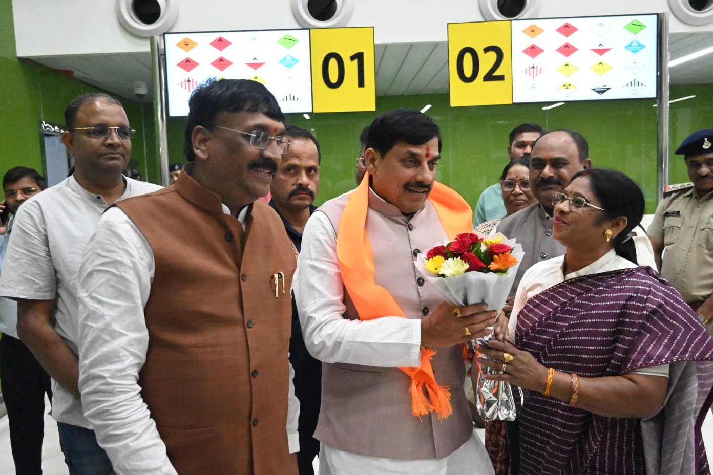 डुमना एयरपोर्ट पर मुख्यमंत्री डॉ यादव का हुआ आत्मीय स्वागत