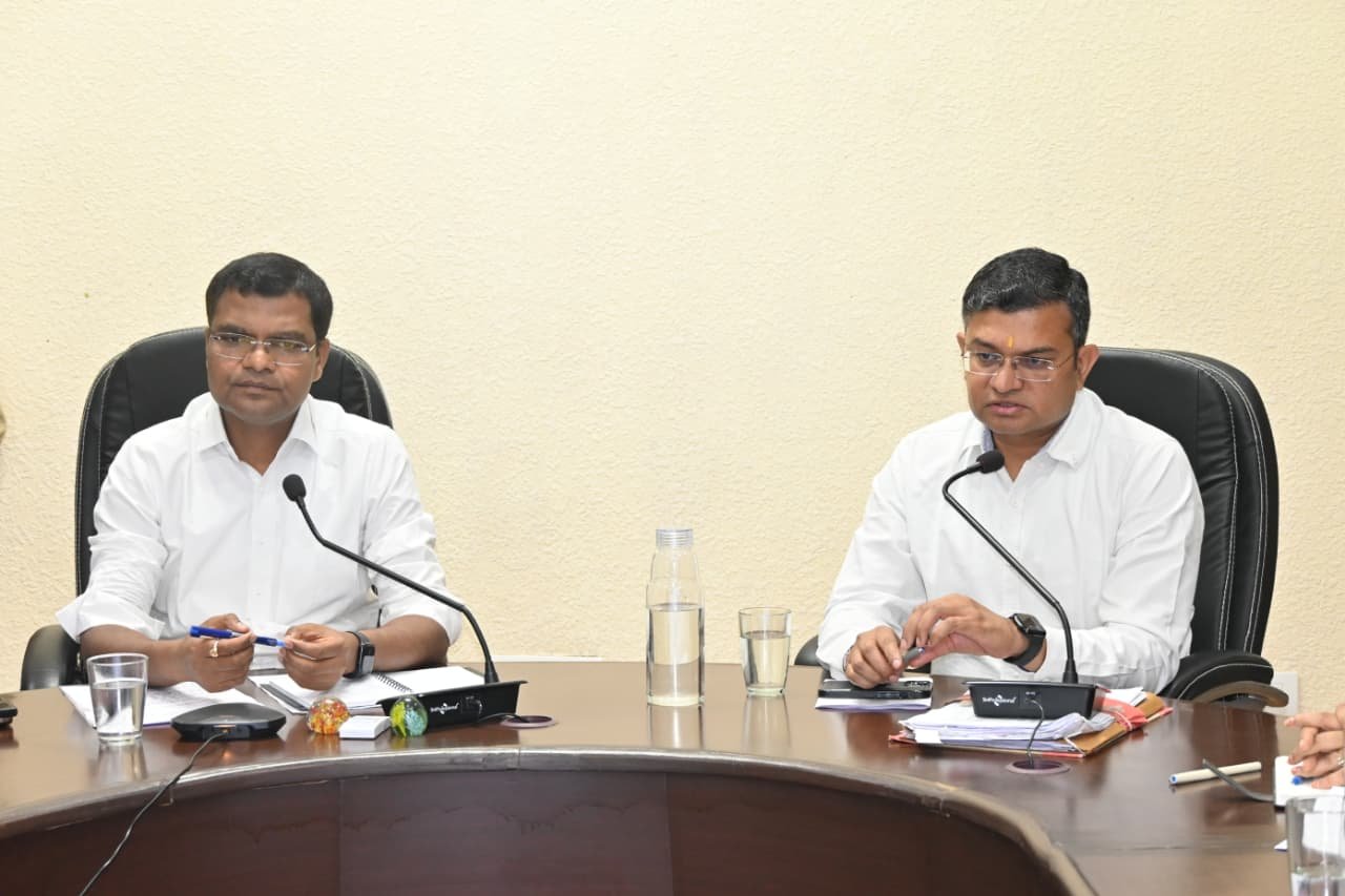 सीएम हेल्‍पलाईन व लंबित प्रकरणों की दिशा में प्राथमिकता से कार्य करें,प्रभारी कलेक्टर रामप्रकाश अहिरवार