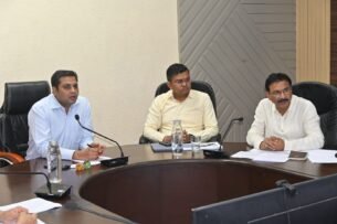 शिक्षा अधिकारियों की बैठक में कलेक्टर राघवेंद्र सिंह ने दिए ये निर्देश